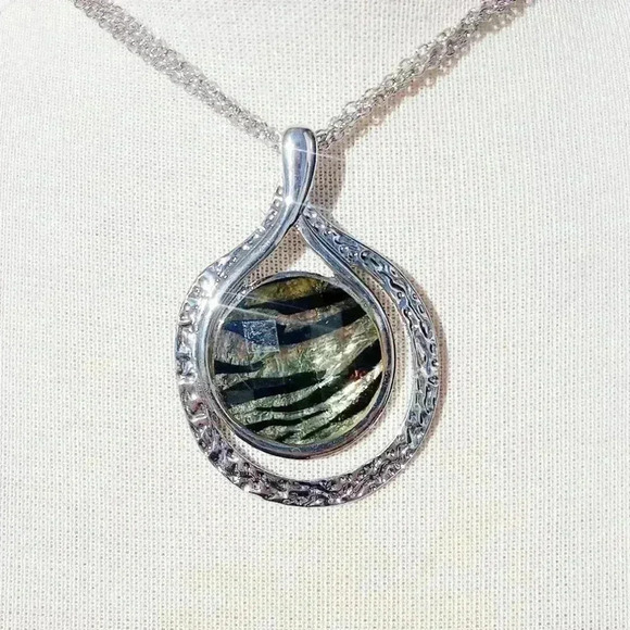 NEW Jaclyn Smith Hammered Silver Tiger Print Crystal Pendant Statement Necklace - Picture 2 of 4